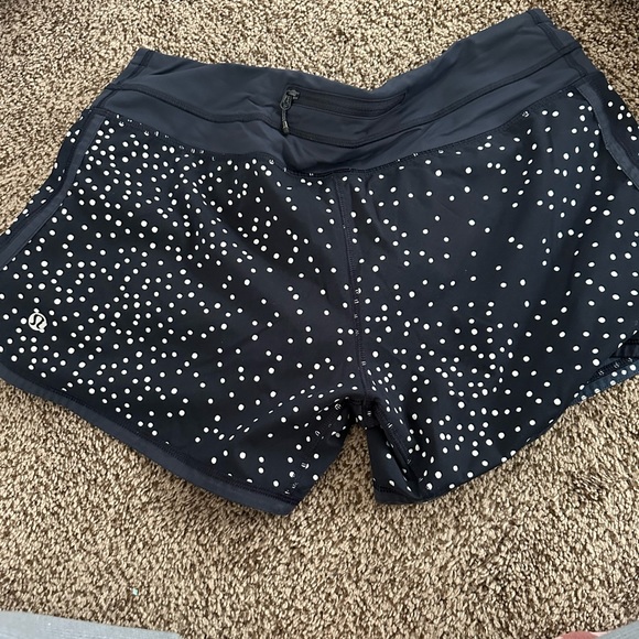 Lululemon Size 8 Run Short - Picture 2 of 2